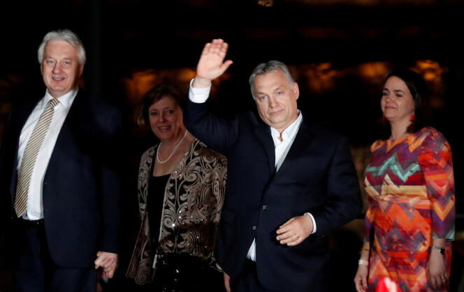 Viktor Orban salue ses partisans, à Budapest, le 8 avril.