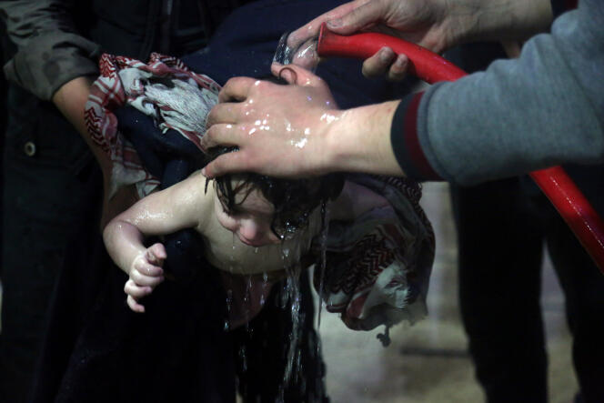 Un enfant est traité après une probable attaque chimique à Douma, à l’est de la Ghouta, près de Damas, le 7 avril, sur une image fournie par les « Casques blancs ».