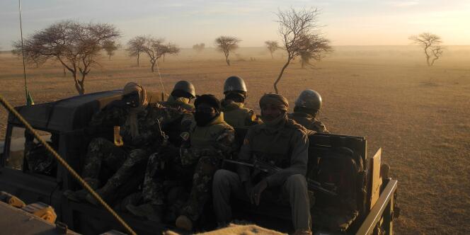 Une patrouille de l’armée malienne dans le centre du pays, en novembre 2017.