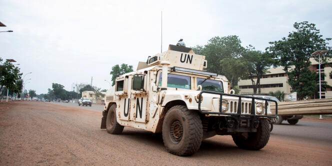 Un véhicule de la Minusca patrouille dans le quartier PK5 de Bangui, le 8 avril 2018.