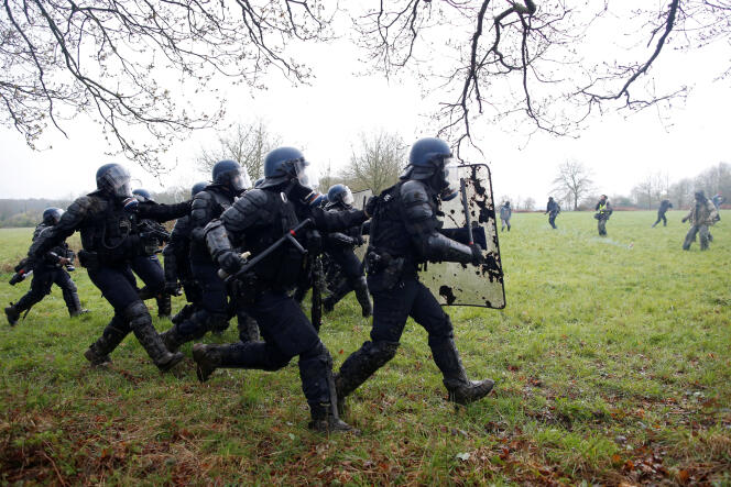 Des gendarmes courent, bouclier à la main, vers les manifestants de Notre-Dame-des-Landes, le 10 avril.