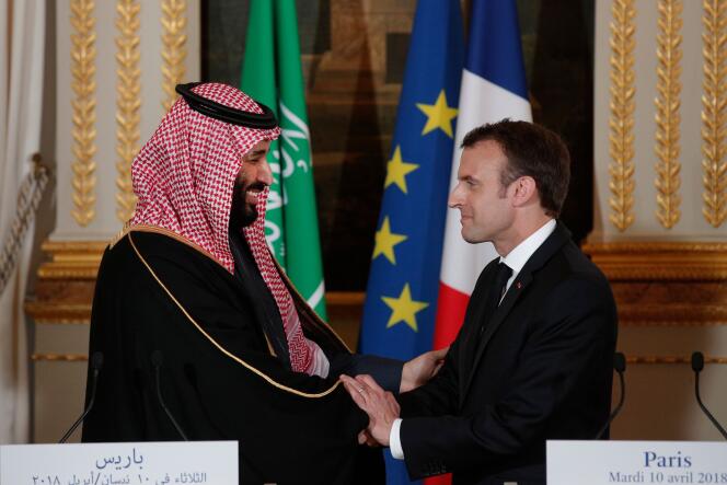 French President Emmanuel Macron (R) greets Saudi Arabia's Crown Prince Mohammed bin Salman (L) following their press conference at the Elysee Palace in Paris on April 10, 2018. / AFP / POOL / YOAN VALAT
