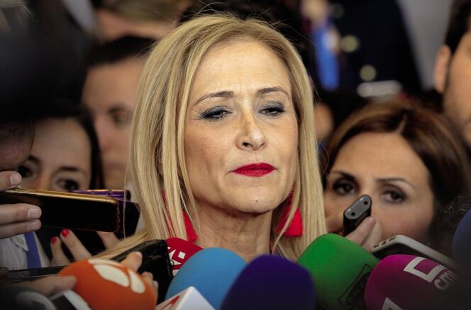 La présidente de la Communauté de Madrid, Cristina Cifuentes, nie vigoureusement les accusations quant à son diplôme, qui a été  délivré par l’université Rey Juan Carlos, proche du Parti populaire.