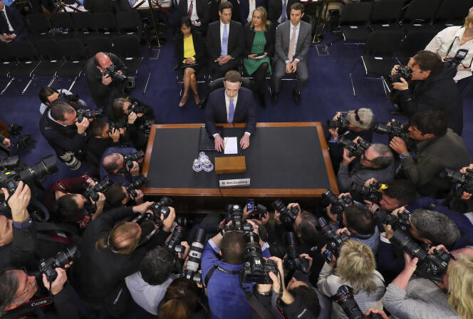 Mark Zuckerberg, juste avant le début de son audition au Sénat.