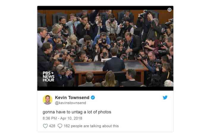 Le journaliste Kevin Townsend se met à la place de Mark Zuckerberg : « Il va falloir détaguer beaucoup de photos. » Juste avant le début de l’audition au Sénat mardi, les photographes se sont pressés autour de Mark Zuckerberg.