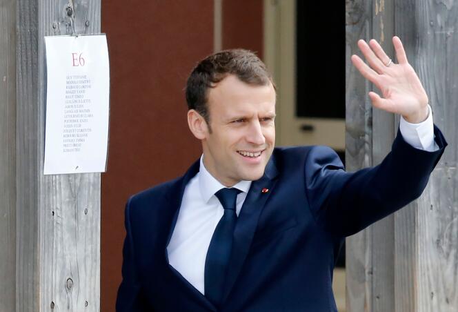 Emmanuel Macron lors de son arrivée à l’école primaire de Berd’huis, en Normandie, le 12 avril 2018, avant son intervention télévisée au « 13 heures » de TF1.
