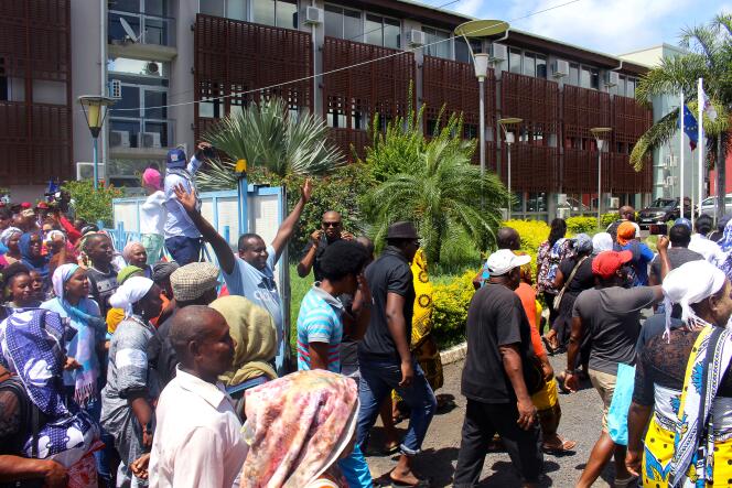 Manifestation devant le conseil départemental de Mayotte contre l’insécurité et l’immigration, le 13 mars 2018 à Mamoudzou.
