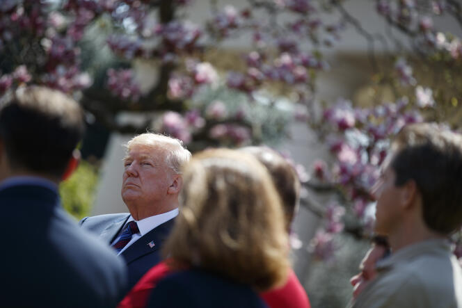 Le président américain Donald Trump dans les jardins de la Maison Blanche, le 12 avril, à Washington.