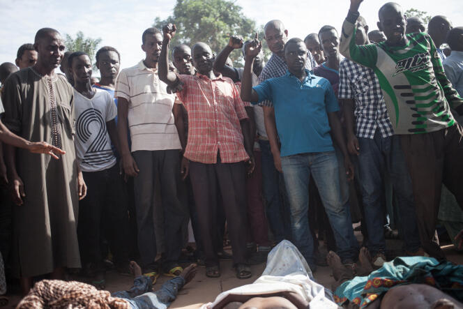 Des habitants du PK5, quartier de Bangui à majorité musulmane, le 11 avril, devant le quartier général de la Minusca, où ils ont déposé les cadavres de dix-sept personnes tuées selon eux dans les violences de la veille.