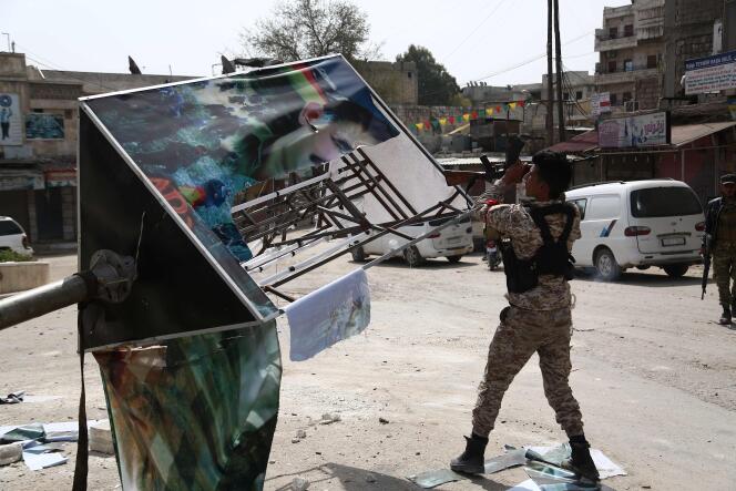 Après la reprise de la ville d’Afrine, en Syrie, un officier de l’armée turque, détruit le poster d’Abdullah Ocalan, chef charismatique du PKK.