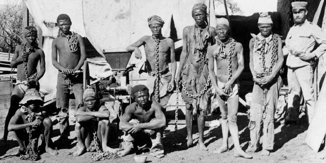 Photographie prise vers 1900 au cours de la guerre allemande de 1904-1908 contre les Herero et les Nama en Namibie.