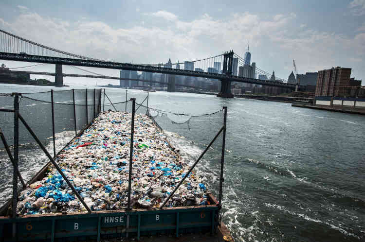 Une péniche de plus de 300 tonnes de plastique en route du Bronx vers une usine de recyclage à Brooklyn à New-York, le 26 mai 2016.