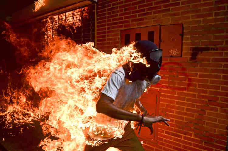 Jose Victor Salazar Balza (28 ans) en feu, lors d’affrontements violents avec la police antiémeute lors d’une manifestation contre le président Nicolas Maduro, à Caracas, au Venezuela, le 3 mai 2017.