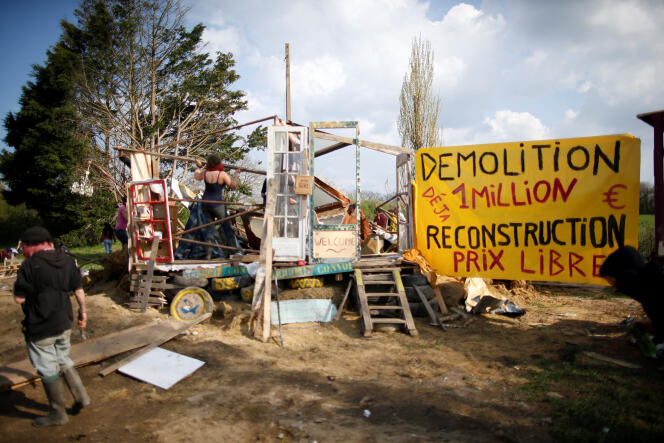 Des militants reconstruisent une structure détruite par les gendarmes, sur la ZAD de Notre-Dame-des-Landes, le 13 avril.