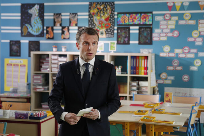 Emmanuel Macron dans la salle de classe de l’école de Berd'huis (Orne) pour son entretien sur TF1, le 12 avril.