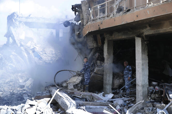 Des soldats syriens inspectent les débris dans le Centre de recherches scientifiques de Barzeh, un quartier de Damas, le 14 avril.