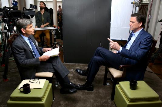 RALPH ALSWANG/ AP Le journaliste d’ABC News George Stephanopoulos, interviewe James Comey.