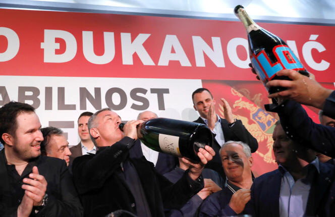 Milo Djukanovic fête sa victoire au champagne au siège de son parti à Podgorica, dimanche soir.