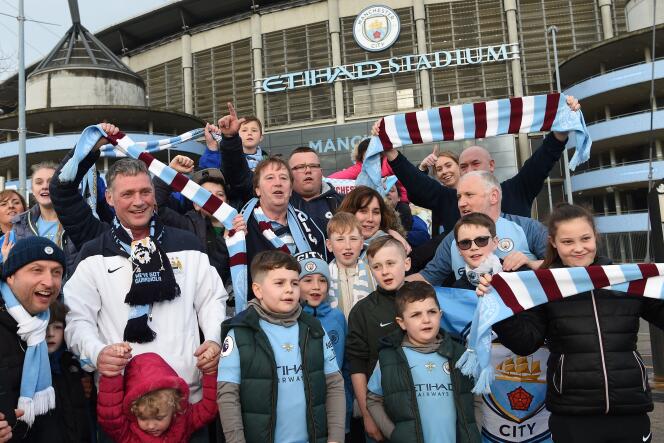 La joie des supporteurs de Manchester City devant leur stade, dimanche 15 avril.