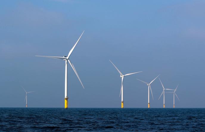 Des éoliennes en mer dans le parc éolien offshore Eneco Luchterduinen près d’Amsterdam, le 26 septembre 2017.