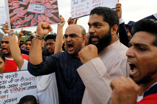 Manifestation pour dénoncer le viol et l’assassinat de la fillette musulmane de 8 ans, à Bombay,  le 15 avril.