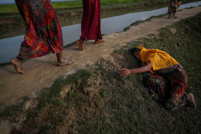 Une jeune rohingya est tombée d’épuisement sur le chemin d’un camp de réfugiés au Bangladesh.
