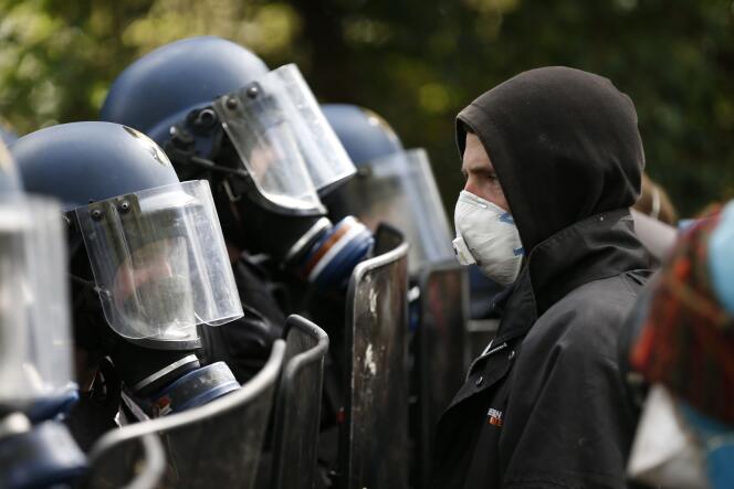 Face-à-face entre gendarmes et partisans de la « zone à défendre », à Notre-Dame-des-Landes, le 15 avril.