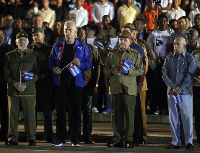 Miguel Diaz-Canel (deuxième en partant de la gauche) et le président Raul Castro (troisième), à La Havane, le 27 janvier.