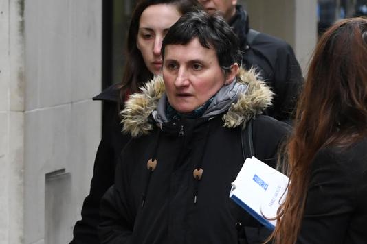 DANIEL SORABJI / AFP La mère de Sophie Lionnet arrive au tribunal de Londres, le 20 mars.