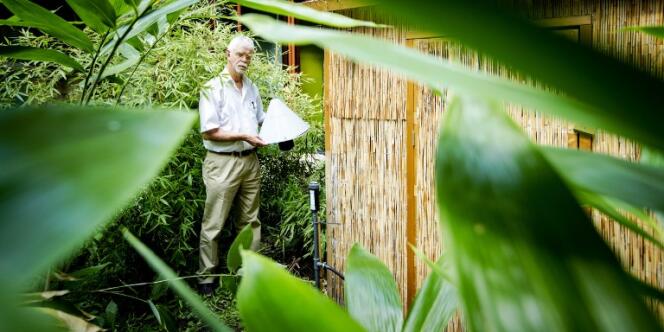 Willem Takken, chercheur à l’université de Wageningue, aux Pays-Bas, pose avec un piège à moustiques qui reproduit l’odeur corporelle humaine.