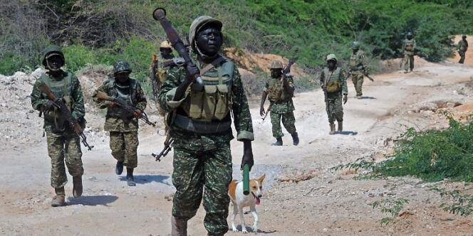 Des soldats ougandais de l’Amisom patrouillent dans le disctrict de Merka, en Somalie, en juillet 2016.