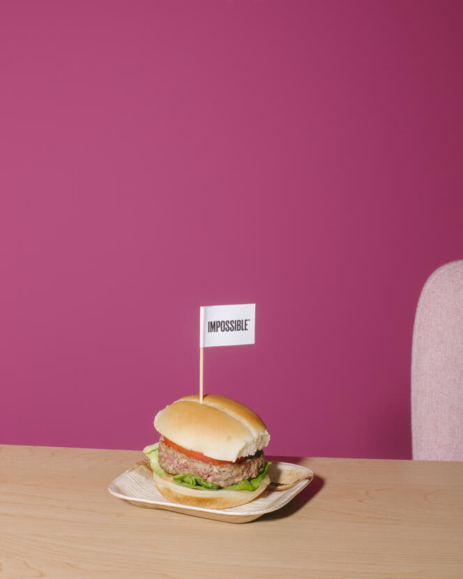 Présentation promotionnelle d’un burger sans viande au siège de la compagnie Impossible Foods, à Redwood City, en Californie, le 4 avril.
