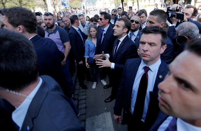Sncf Emmanuel Macron Pris A Partie Lors D Un Deplacement Dans Les Vosges