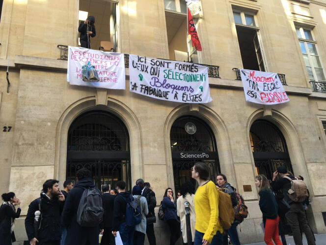 Une cinquantaine d’étudiants occupent, depuis mardi 17 avril au soir, le siège de Sciences Po, rue Saint-Guillaume, à Paris.