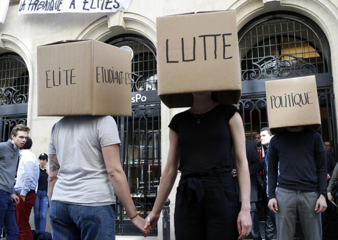 Happening d’étudiants devant Science Po, à Paris, le 18 avril.
