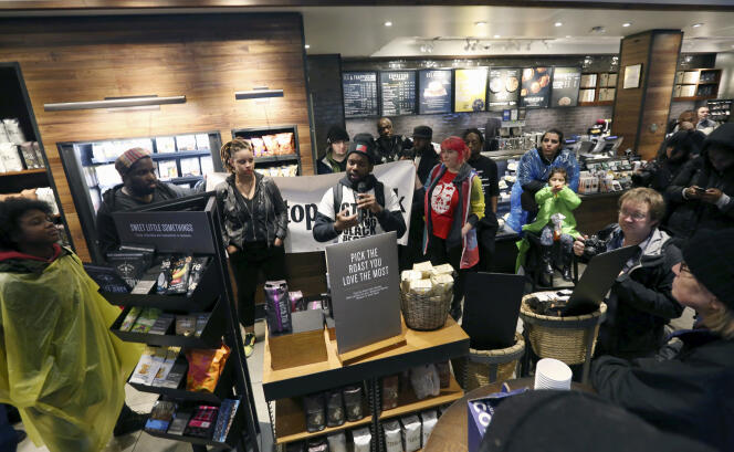 Des manifestants occupent le Starbucks de Philadelphie où l’arrestation a eu lieu, le 16 avril.