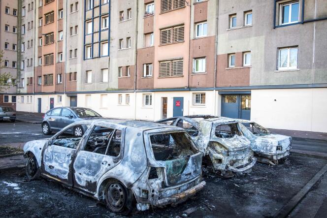 Carcasses de voitures incendiées au Mirail (Toulouse), après une deuxième nuit de violences urbaines, le 16 avril.