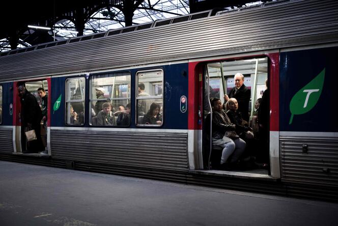 Des usagers attendent le départ d’un train à la gare Saint-Lazare, à Paris, le 9 avril.