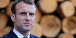 Ο Γάλλος πρόεδρος Εμμανουήλ Macron επισκέπτεται το πριονιστήριο Germain-Mougenot Κατά τη διάρκεια μια ημερήσια εκδρομή για τη βιομηχανία ξύλου στην Saulxures-sur-Moselotte, Γαλλία, 18 Απριλίου, 2018. REUTERS / Vincent Kessler / πισίνα
