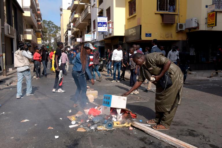 SEYLLOU / AFP Des manifestants brûlent des poubelles à Dakar pour exprimer leur désaccord envers la politique gouvernementale, le 19 avril 2018