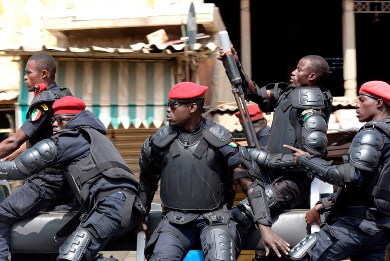 SEYLLOU / AFP Des policiers sénégalais patrouillent dans les rues de Dakar, le 19 avril 2018.