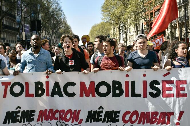 Etudiants du campus de Tolbiac (université de la Sorbonne) à Paris, lors d’une manifestation le 19 avril.