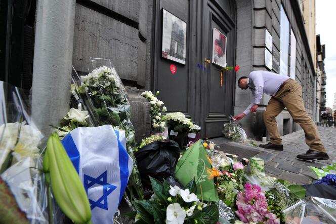 Des fleurs devant l’entrée du Musée juif de Bruxelles, le 25 mai 2014.