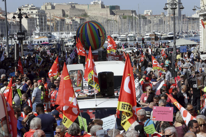 Manifestation d’agents de la SNCF et de fonctionnaires à Marseille, le 19 avril.