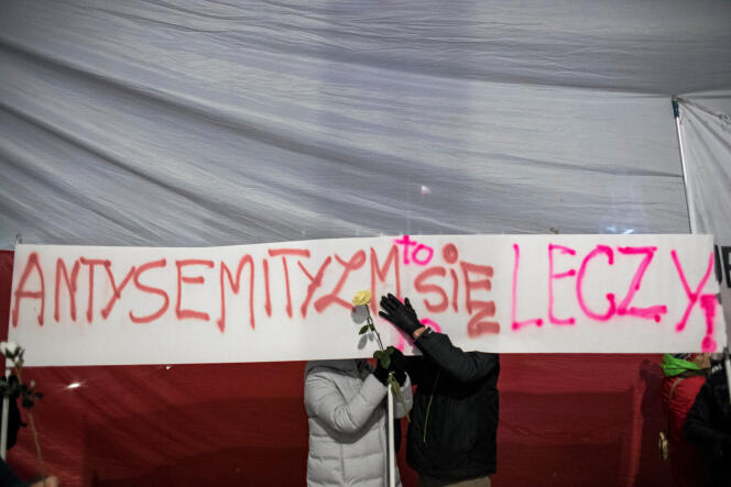 Lors d’une manifestation contre la loi sur la Shoah, devant le palais présidentiel de Varsovie, le 5 février.