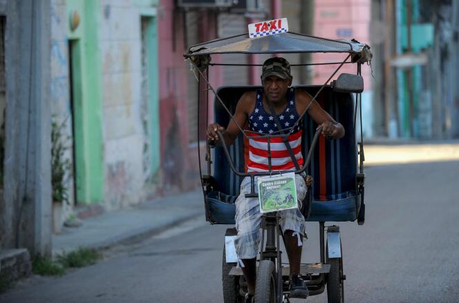 Un vélo-taxi dans les rues de La Havane, le 19 avril.