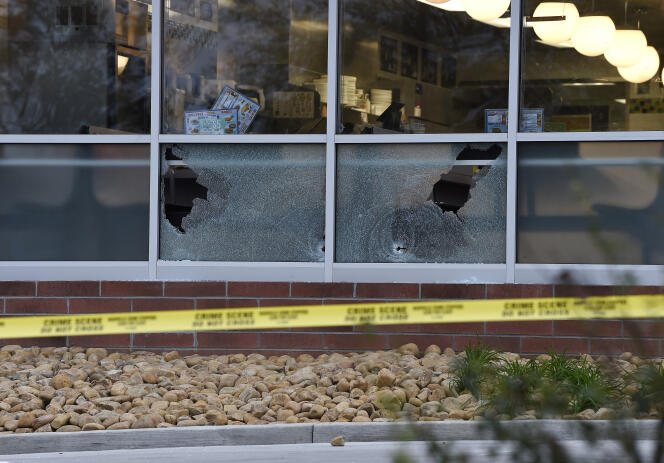 Des impacts dans les vitres du restaurant de gauffres, dans les environs de Nashville, le 22 avril 2018.