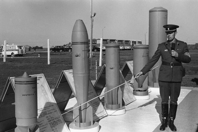Photo d’archives montrant un officier russe présentant des munitions chimiques, en 1987.