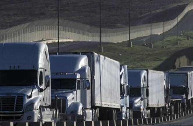 File de camions qui attendent de franchir la frontière avec les Etats-Unis au port d’entrée d’Otay Mesa, à Tijuana au Mexique, le 22 janvier.
