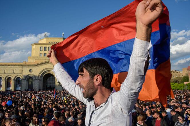 Dans les rues d’Erevan après la démission du premier ministre, lundi 23 avril.